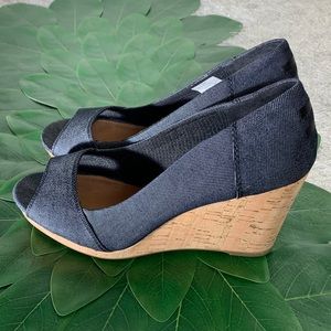 Toms Wedge size 8